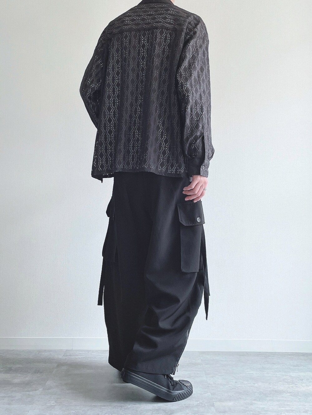 グレー系のシャツ/ブラウス、ホワイト系のTシャツ/カットソー、ブラック系のカーゴパンツを着用したメンズの春コーディネートの3枚目の写真