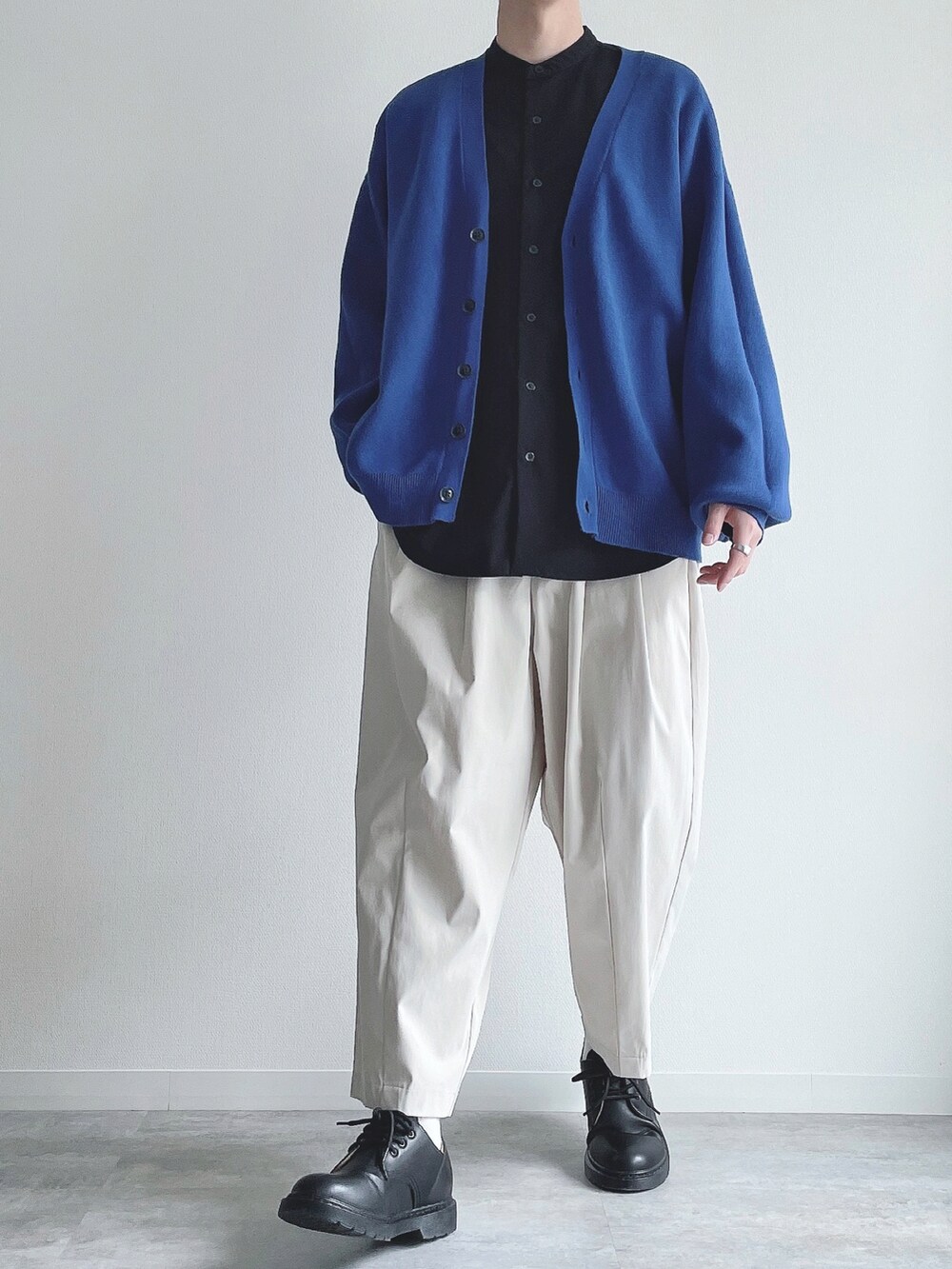 ブルー系のカーディガン/ボレロ、ブラック系のトップス、ホワイト系のその他パンツを着用したメンズの春コーディネートの5枚目の写真
