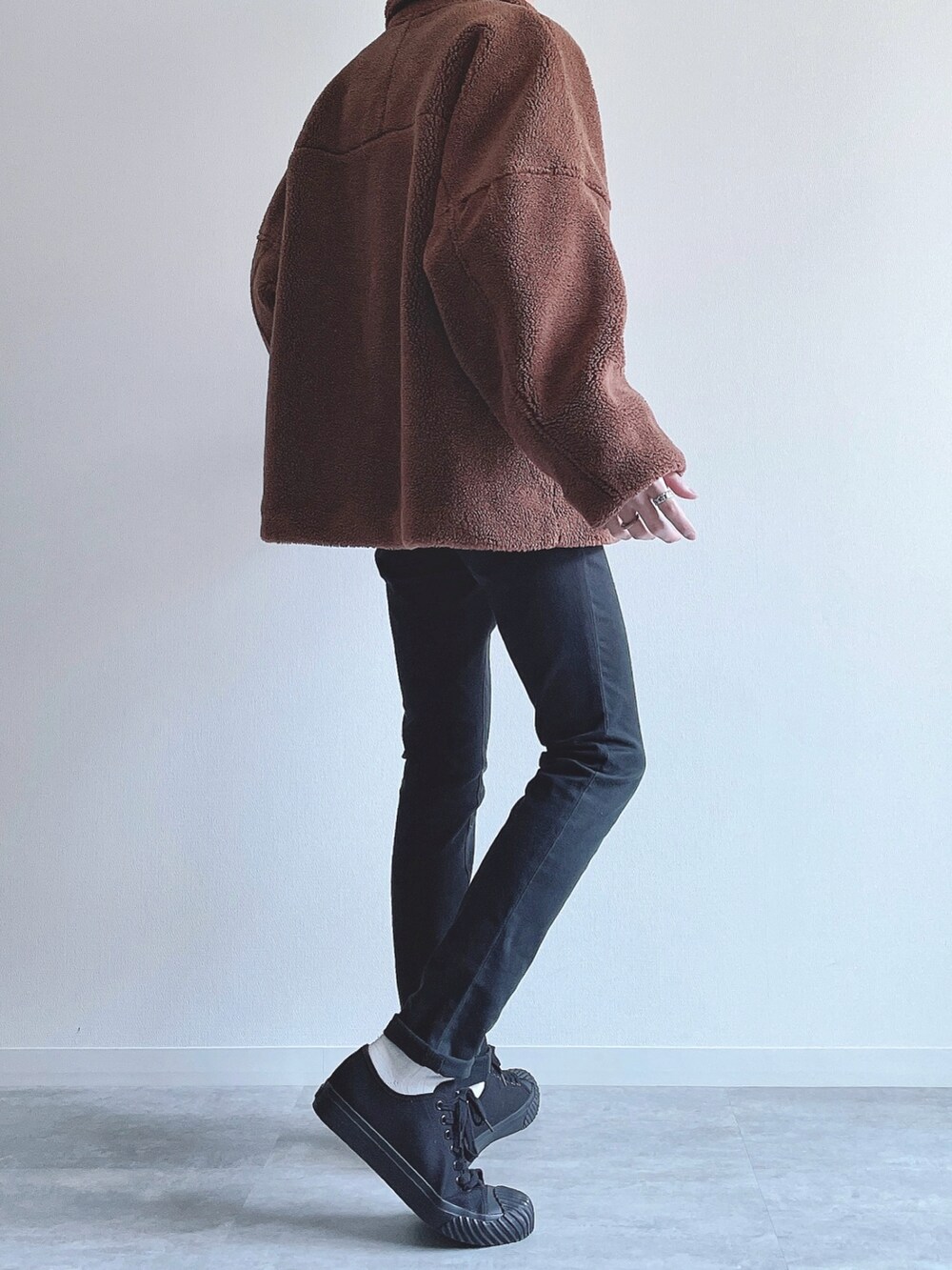 ブラウン系のジャケット/アウター、ホワイト系のトップス、ブラック系のパンツを着用したメンズの冬コーディネートの3枚目の写真