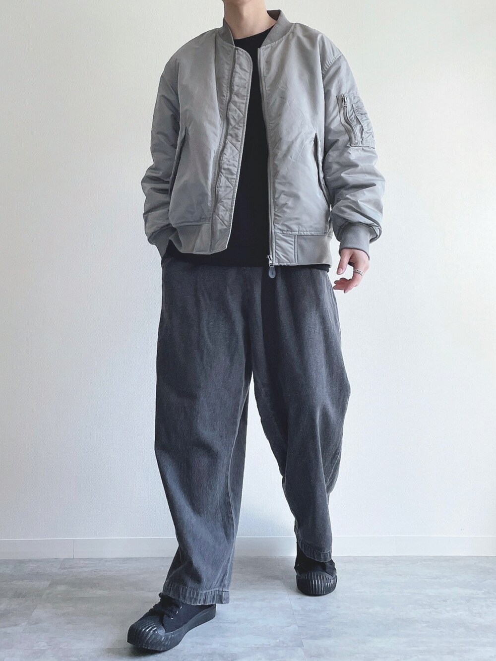 グレー系のジャケット/アウター、ブラック系のトップス、ブラック系のデニムパンツを着用したメンズの冬コーディネートの5枚目の写真