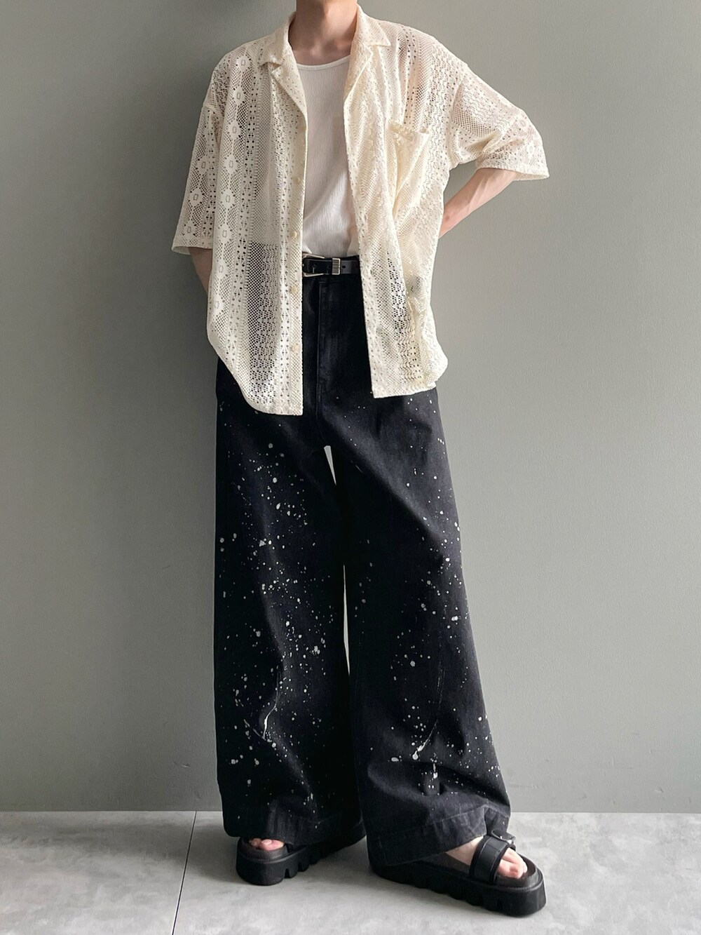 ホワイト系のシャツ/ブラウス、ホワイト系のタンクトップ、ブラック系のデニムパンツを着用したメンズの春コーディネートの5枚目の写真