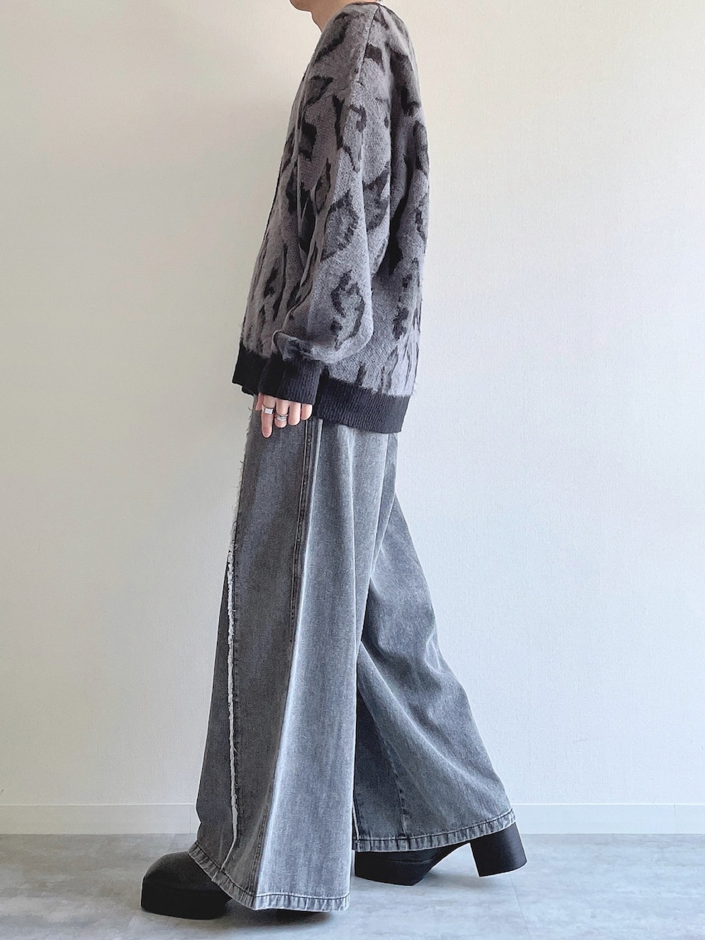 グレー系のカーディガン/ボレロ、ホワイト系のTシャツ/カットソー、グレー系のデニムパンツを着用したメンズの春コーディネートの2枚目の写真