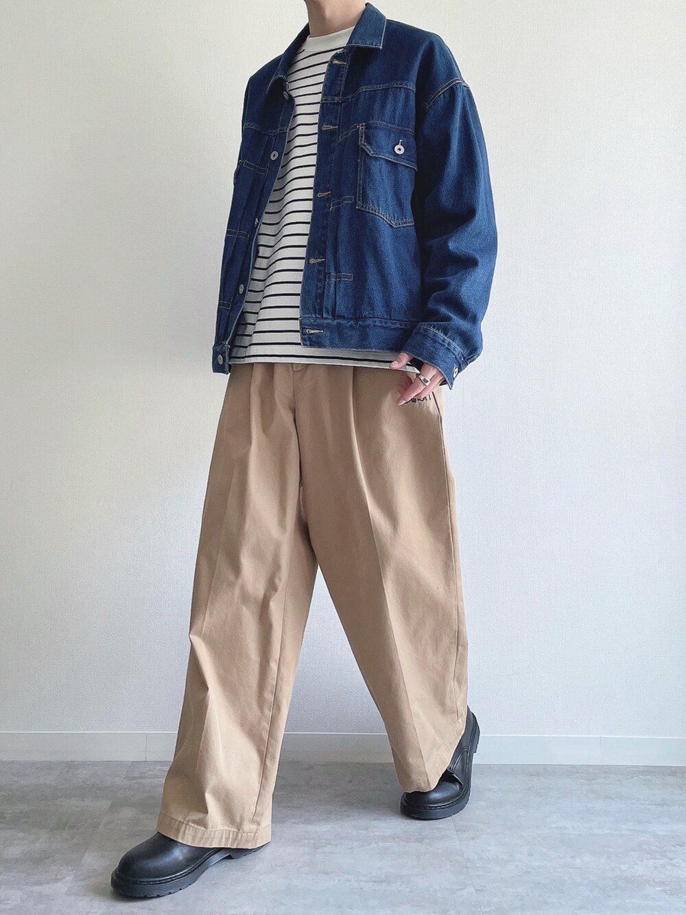 ブルー系のジャケット/アウター、ホワイト系のTシャツ/カットソー、ベージュ系のチノパンツを着用したメンズの春コーディネートの5枚目の写真