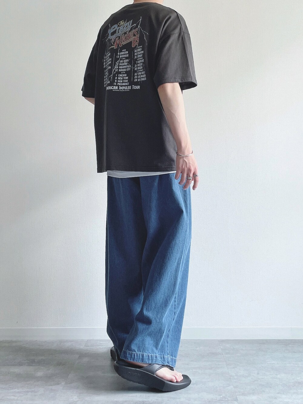 ブラック系のTシャツ/カットソー、ホワイト系のタンクトップ、ブルー系のデニムパンツを着用したメンズの夏コーディネートの4枚目の写真