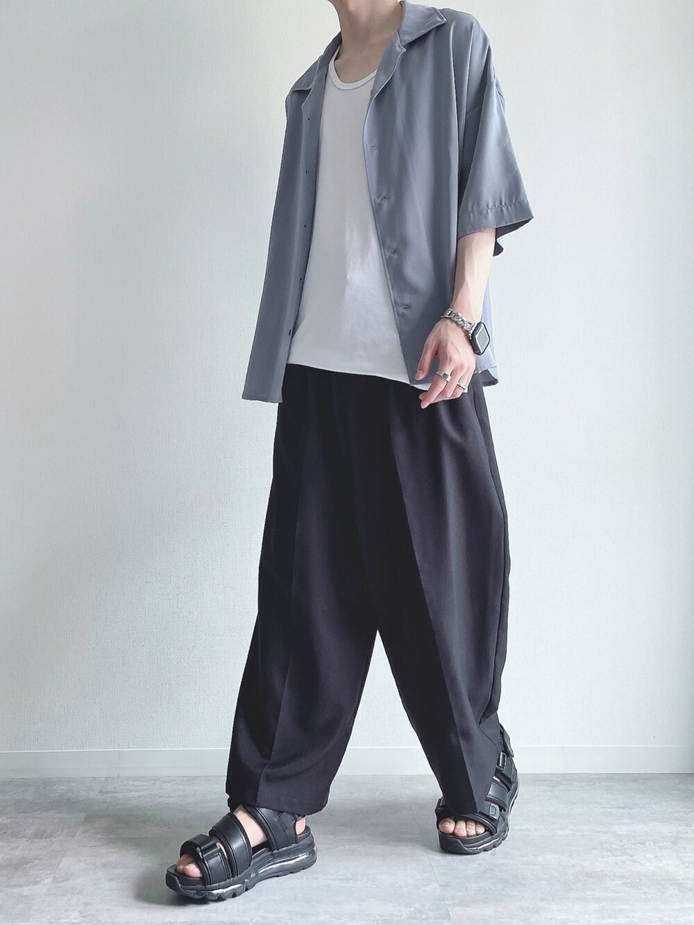 ブルー系のシャツ/ブラウス、ホワイト系のタンクトップ、ブラック系のスラックスを着用したメンズの夏コーディネートの5枚目の写真