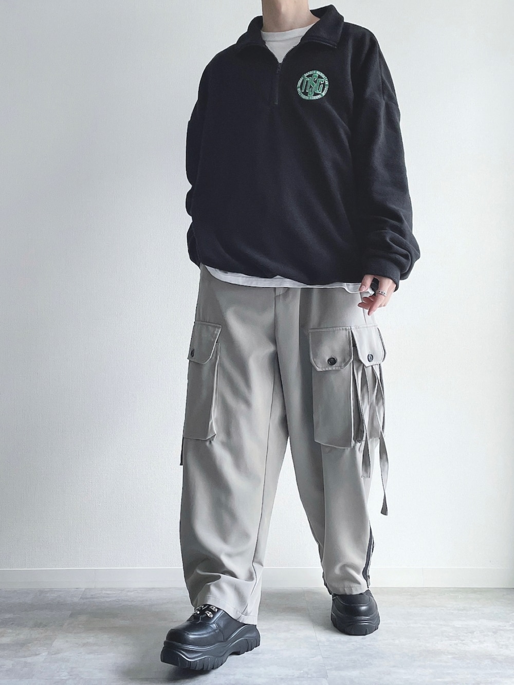 ブラック系のスウェット、ホワイト系のTシャツ/カットソー、グレー系のカーゴパンツを着用したメンズの冬コーディネートの5枚目の写真