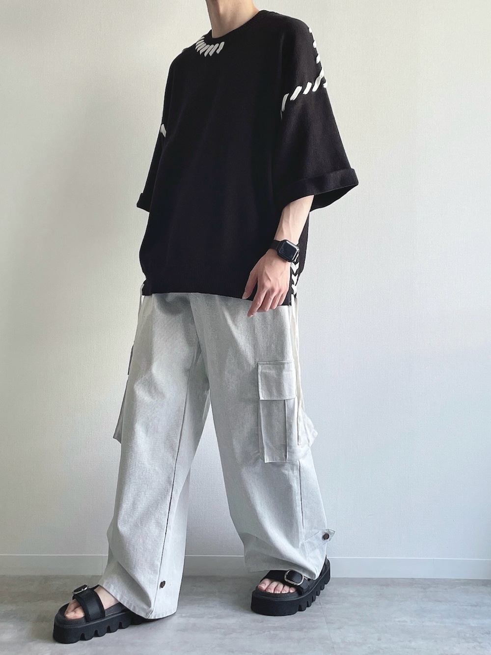 「秋服準備はじめました、モノトーン、ゆるコーデ、シンプル、韓国ファッション、休日スタイル、秋コーデ、お洒落さんとつながりたい、低身長、プチプラ、ニット、カーゴパンツ、サンダル、オーバーサイズ、モード」｜「CLELの【CLEL】Hand Stitched Short Sleeve Side Lace Knit /ハンドステッチ 半袖サイドレースニット（ニット/セーター、ブラック系）」を使った、KEITAさん（メンズ・170cm）の秋コーディネートの5枚目の写真