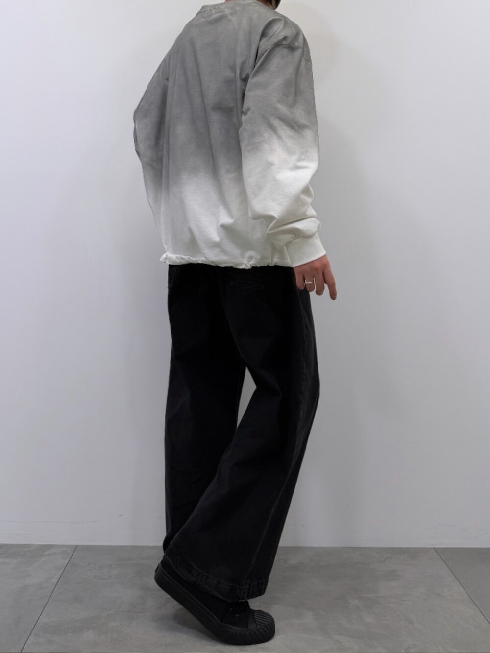 ホワイト系のTシャツ/カットソー、ブラック系のデニムパンツ、ホワイト系のTシャツ/カットソーを着用したメンズの春コーディネートの4枚目の写真