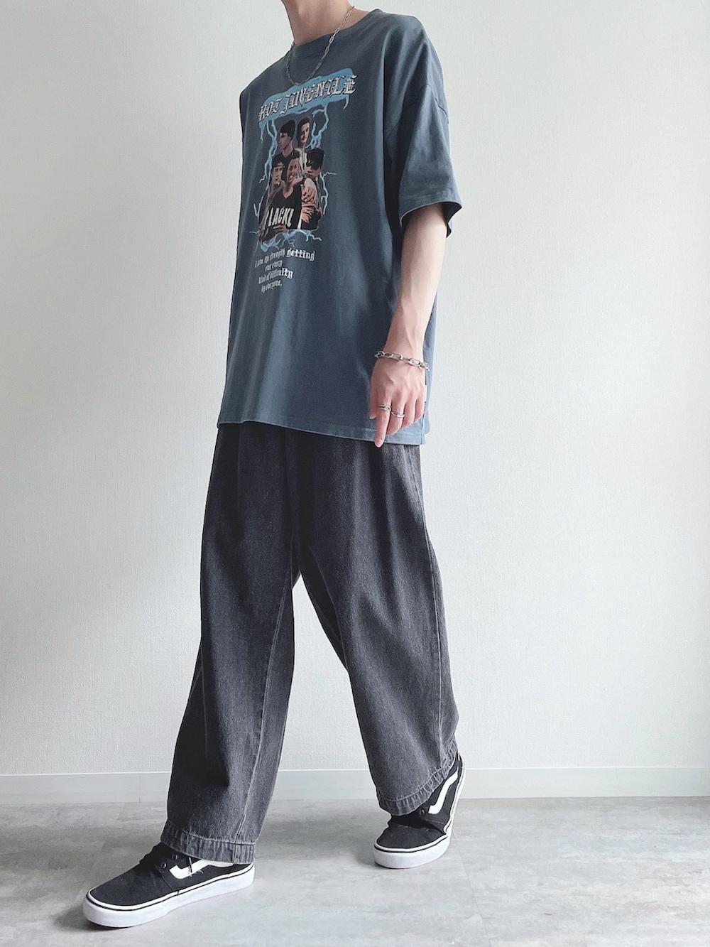 ブルー系のTシャツ/カットソー、ブラック系のデニムパンツ、ブラック系のスニーカーを着用したメンズの夏コーディネートの5枚目の写真