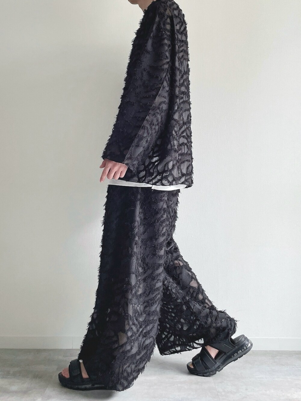 ブラック系のTシャツ/カットソー、ホワイト系のタンクトップ、ブラック系のその他パンツを着用したメンズの秋コーディネートの3枚目の写真