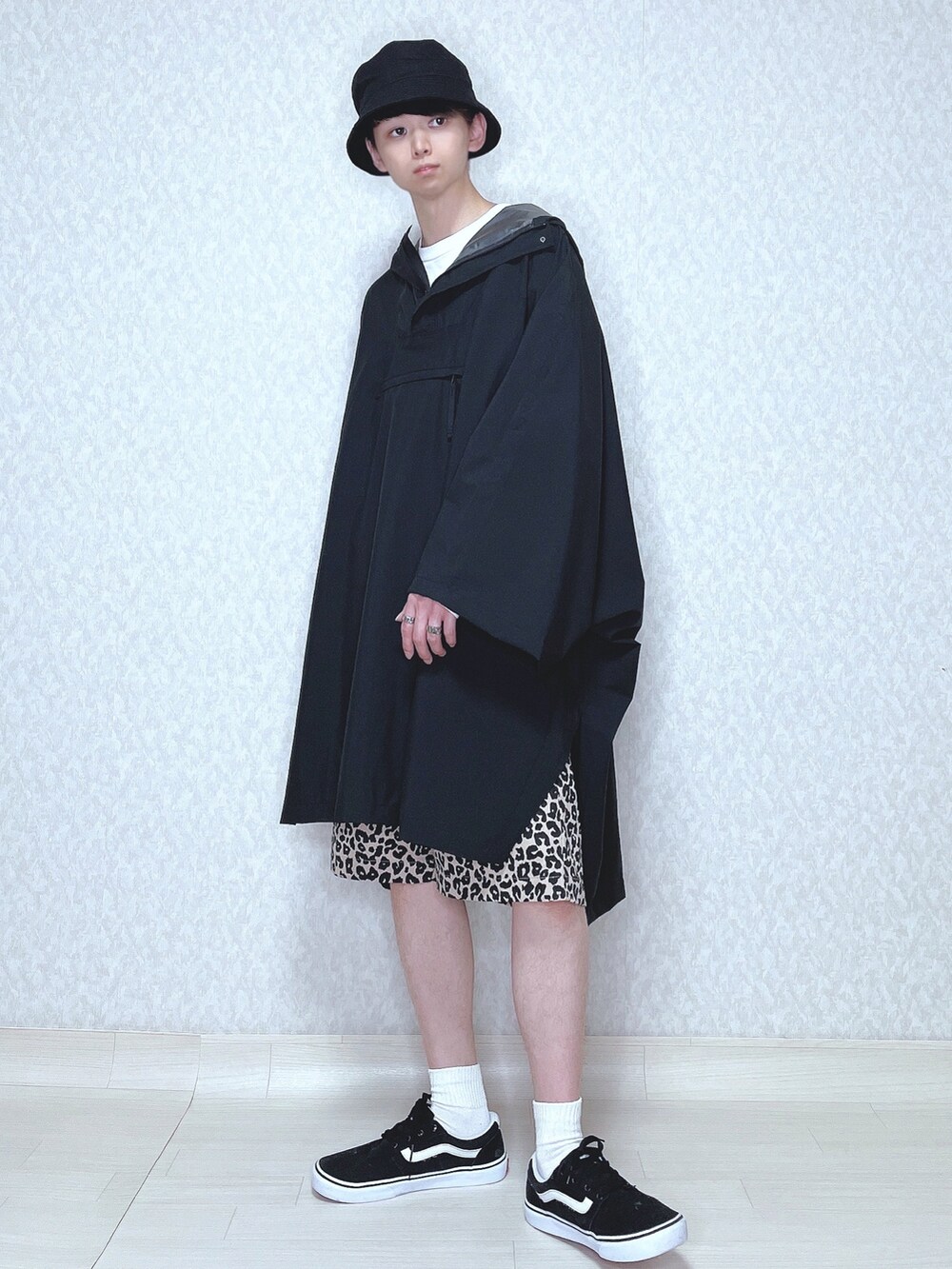 ブラック系のトップス、ホワイト系のTシャツ/カットソー、ベージュ系のその他パンツを着用したメンズの春コーディネートの2枚目の写真