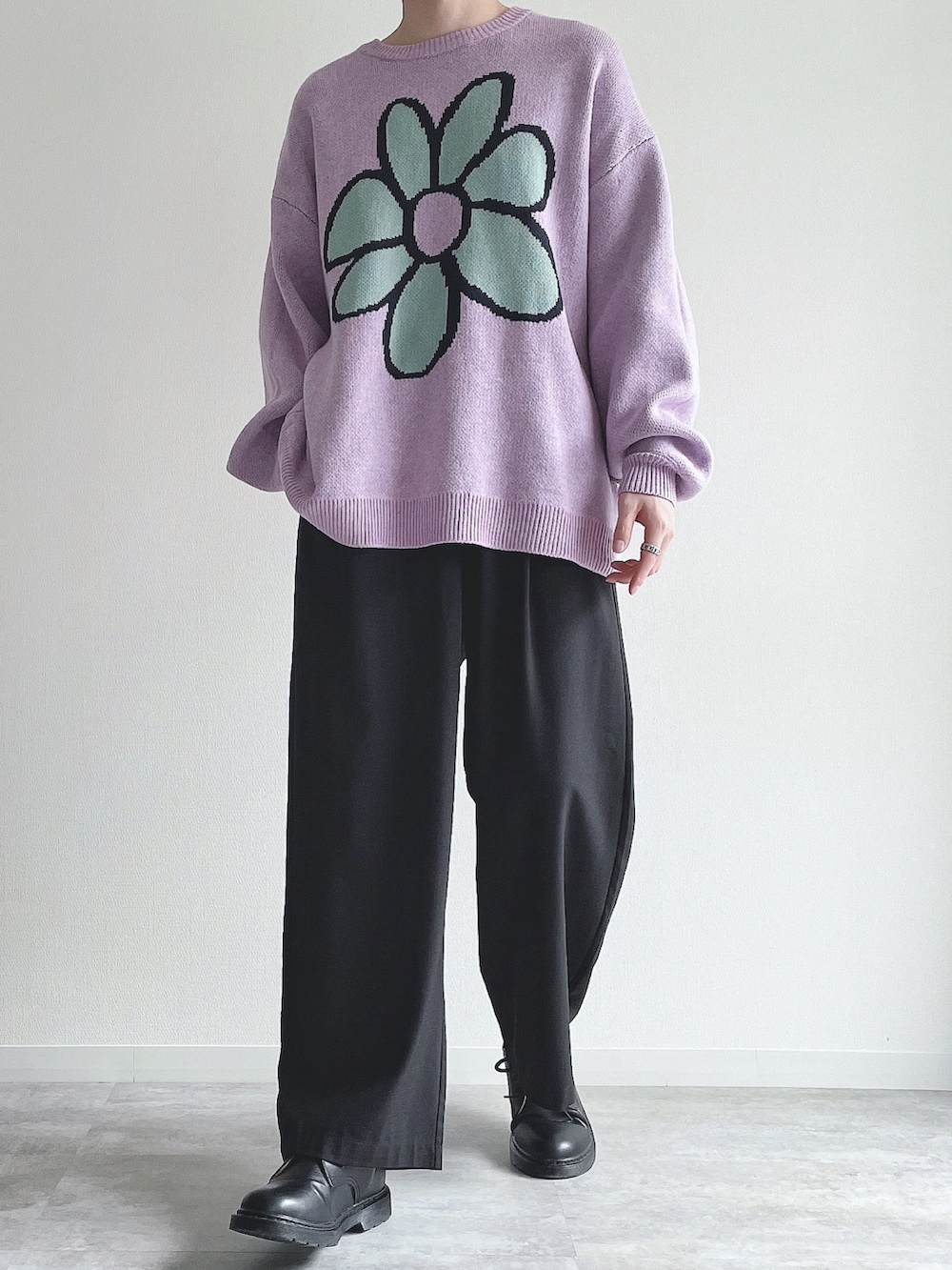 パープル系のニット/セーター、ブラック系のスラックス、ブラック系のドレスシューズを着用したメンズの冬コーディネートの5枚目の写真