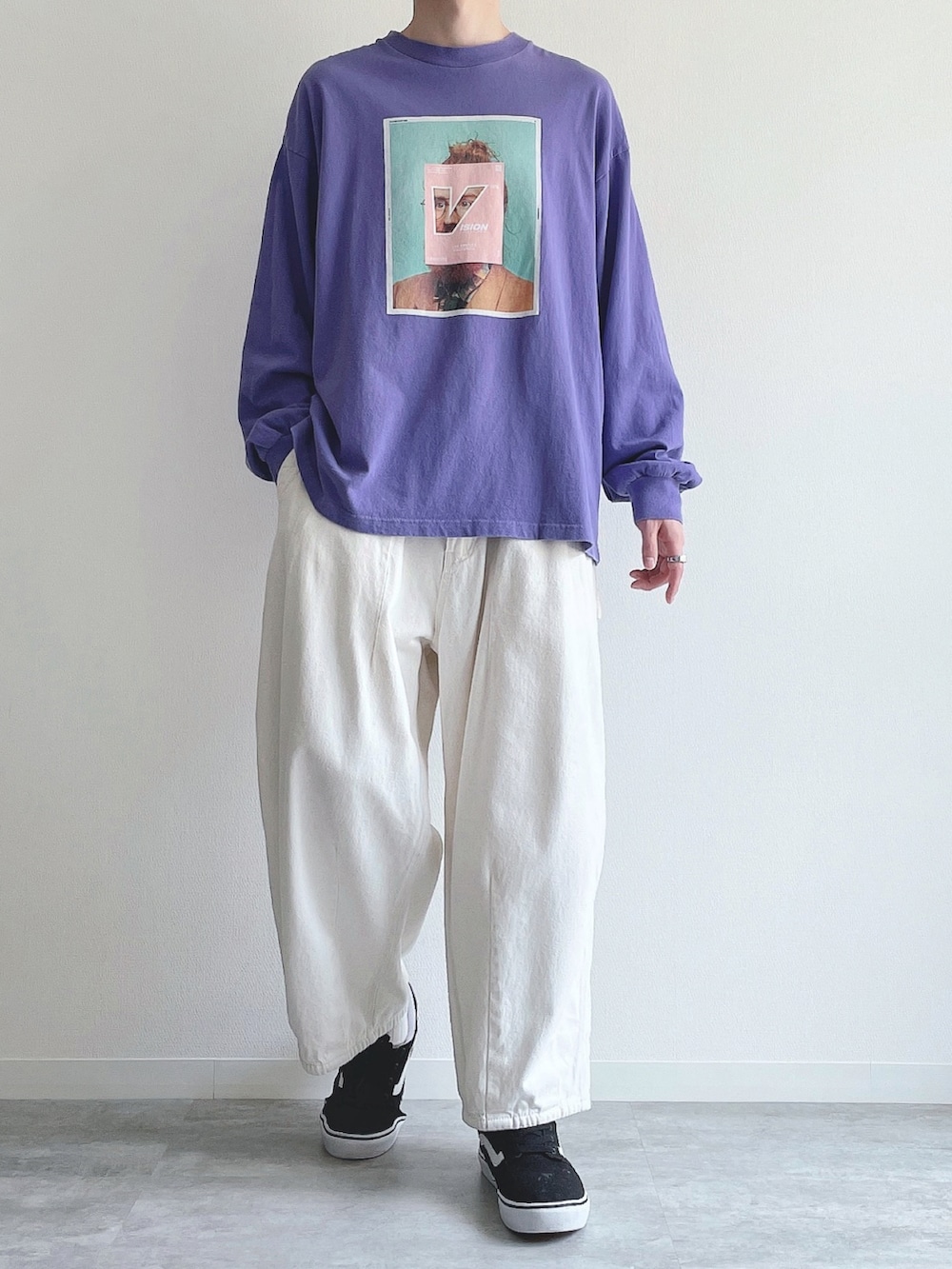 パープル系のTシャツ/カットソー、ベージュ系のパンツ、ブラック系のスニーカーを着用したメンズの夏コーディネートの2枚目の写真