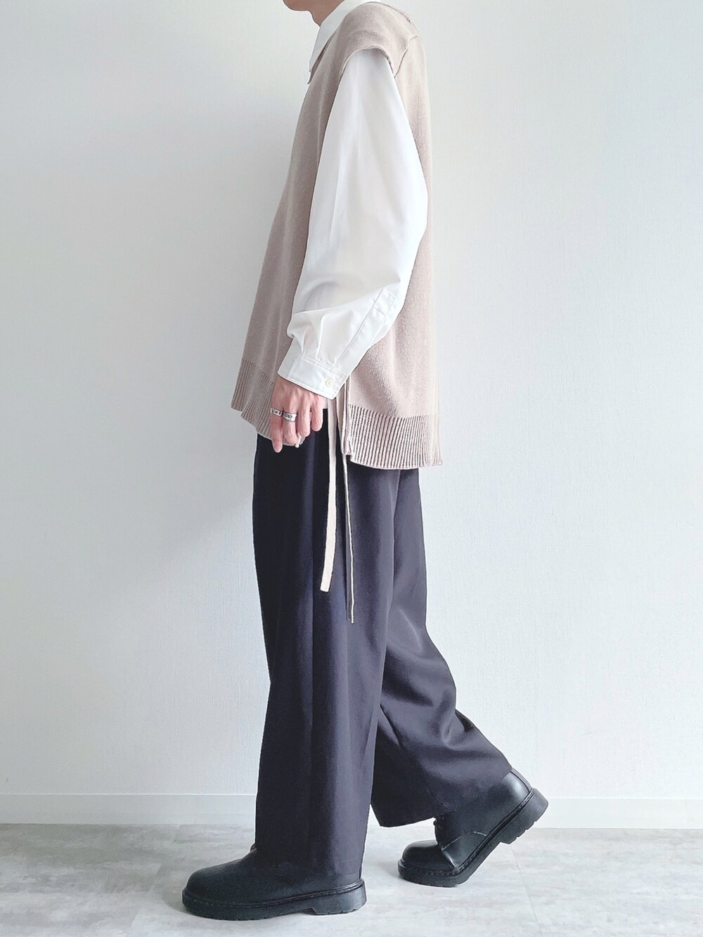 ベージュ系のベスト、ホワイト系のシャツ/ブラウス、ブラック系のスラックスを着用したメンズの秋コーディネートの3枚目の写真