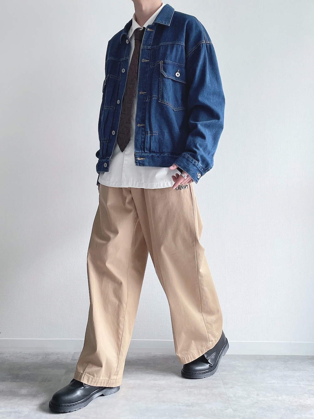 ブルー系のジャケット/アウター、ホワイト系のシャツ/ブラウス、ベージュ系のチノパンツを着用したメンズの春コーディネートの5枚目の写真