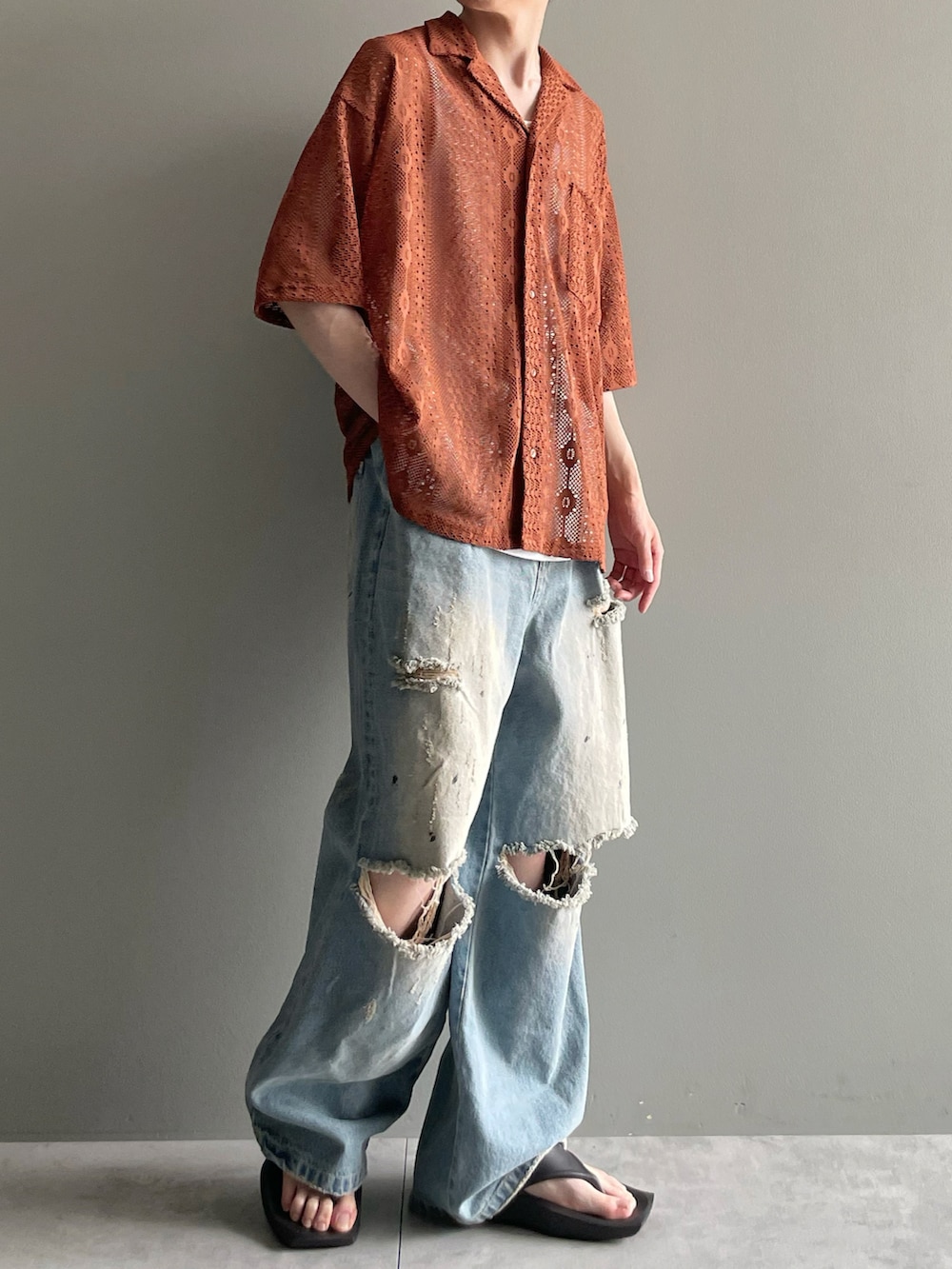 ブラウン系のシャツ/ブラウス、ホワイト系のタンクトップ、ブルー系のデニムパンツを着用したメンズの春コーディネートの4枚目の写真