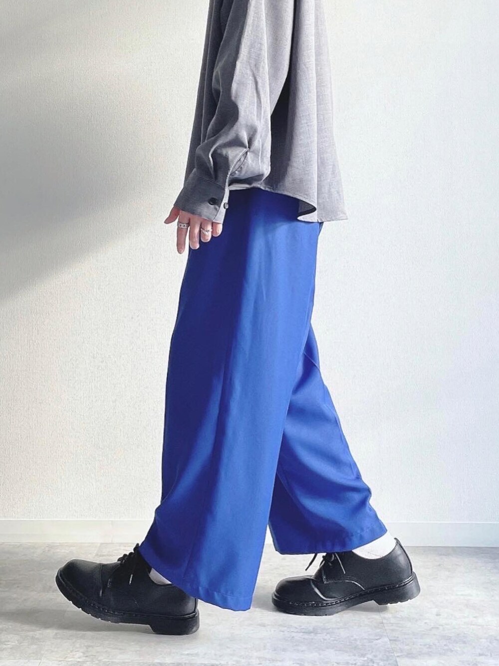 ブルー系のシャツ/ブラウス、ブルー系のスラックス、ブラック系のドレスシューズを着用したメンズの秋コーディネートの3枚目の写真