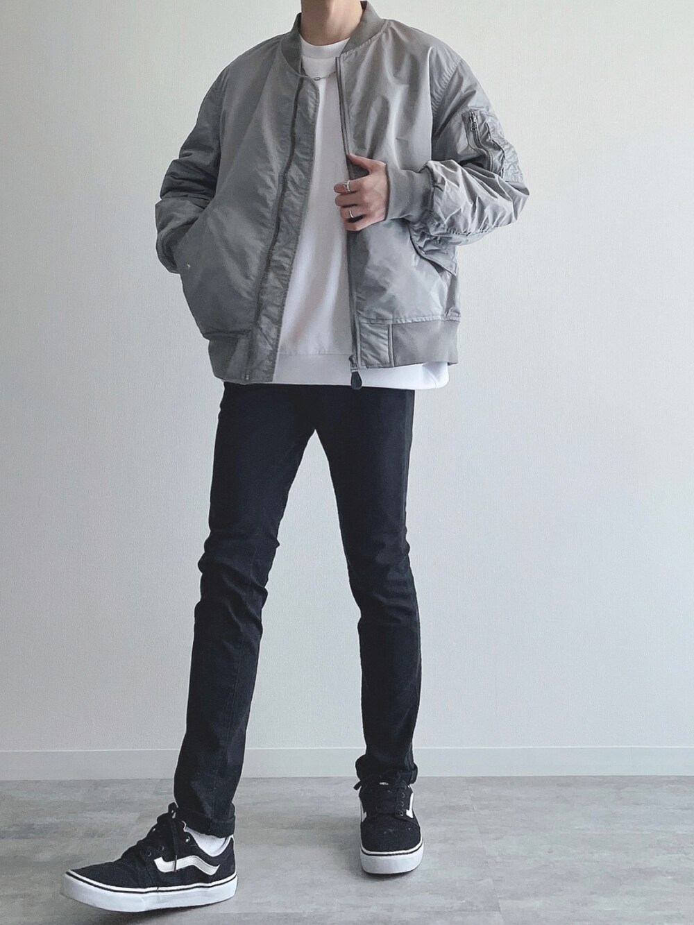 グレー系のジャケット/アウター、ホワイト系のトップス、ブラック系のパンツを着用したメンズの秋コーディネートの2枚目の写真