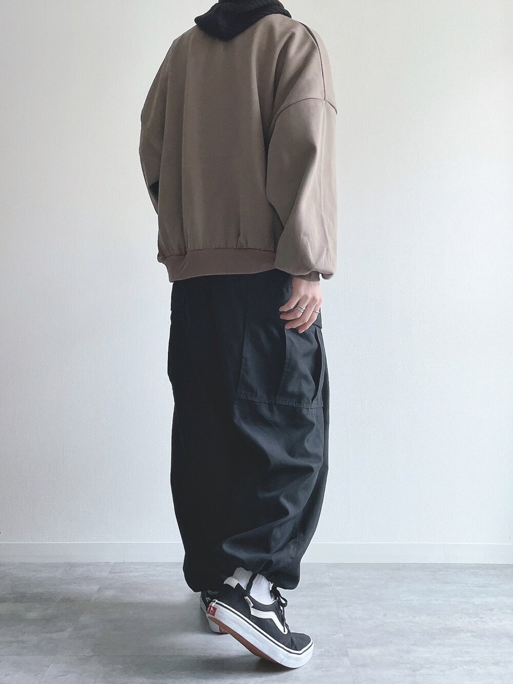 ブラウン系のスウェット、ブラック系のその他パンツ、ブラック系のスニーカーを着用したメンズの冬コーディネートの3枚目の写真