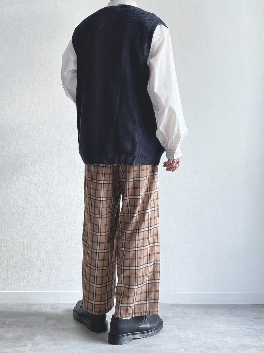 ホワイト系のシャツ/ブラウス、ベージュ系のその他パンツ、ブラック系のドレスシューズを着用したメンズの秋コーディネートの3枚目の写真