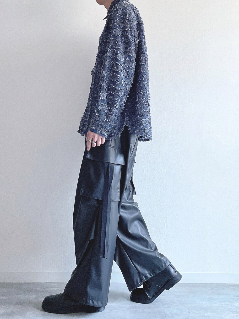 ブルー系のシャツ/ブラウス、ブラック系のカーゴパンツ、ブラック系のシューズを着用したメンズの冬コーディネートの3枚目の写真
