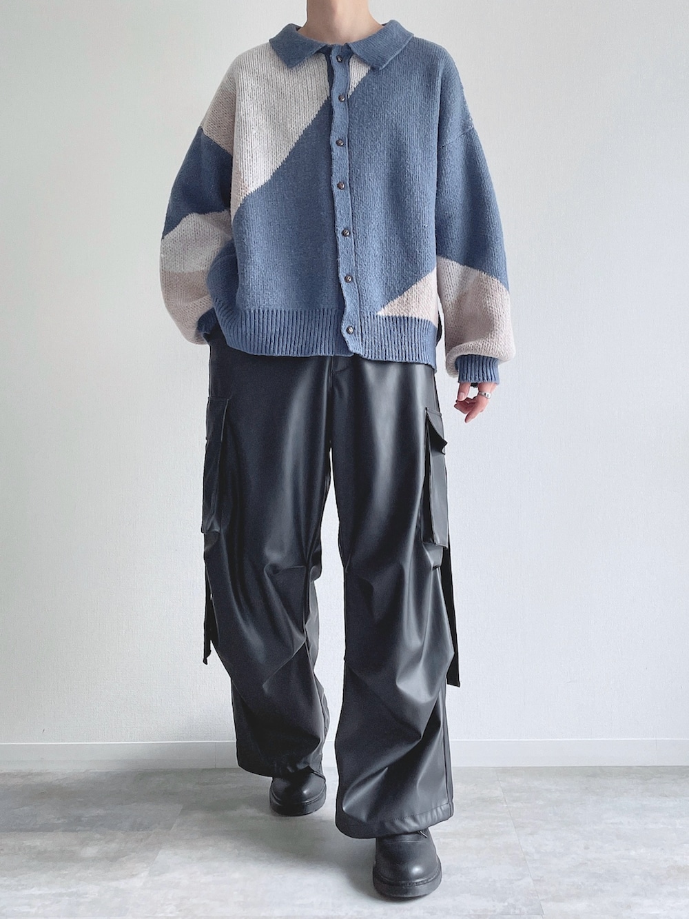 ブルー系のカーディガン/ボレロ、ブラック系のカーゴパンツ、ブラック系のシューズを着用したメンズの冬コーディネートの2枚目の写真