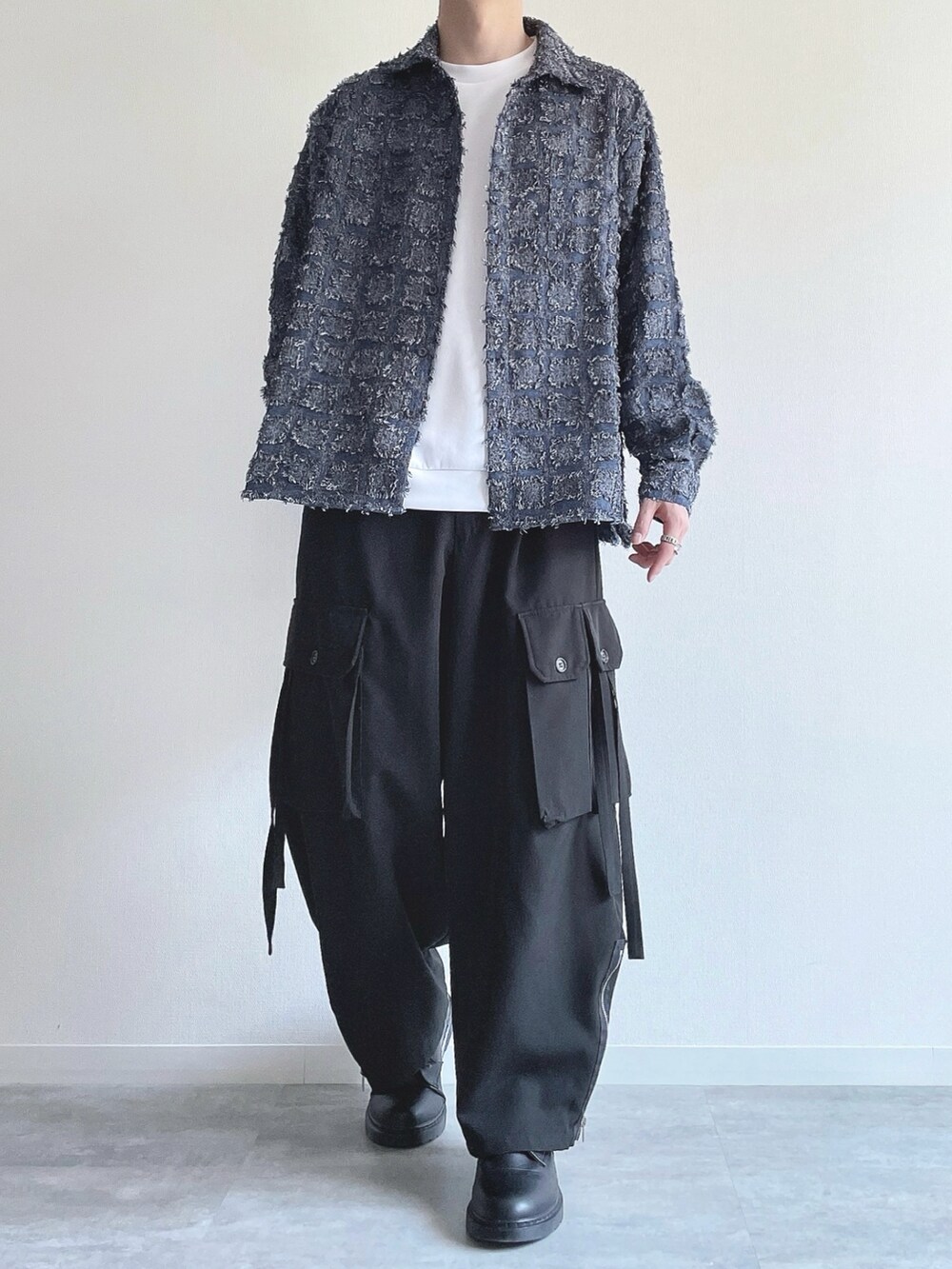 ブルー系のシャツ/ブラウス、ホワイト系のトップス、ブラック系のカーゴパンツを着用したメンズの春コーディネートの2枚目の写真