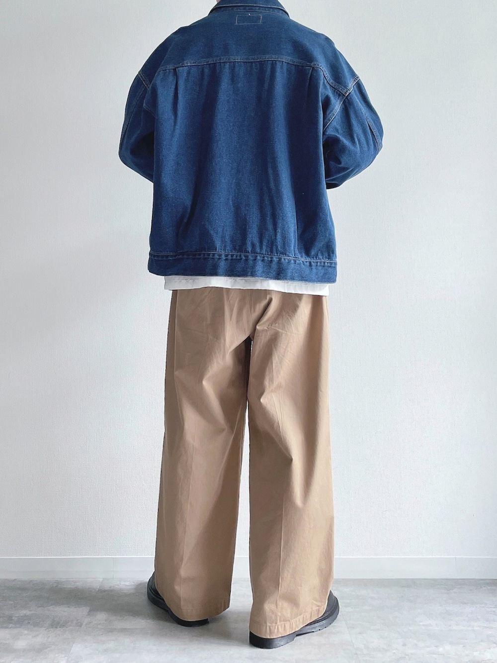 ブルー系のジャケット/アウター、ホワイト系のシャツ/ブラウス、ベージュ系のチノパンツを着用したメンズの春コーディネートの4枚目の写真