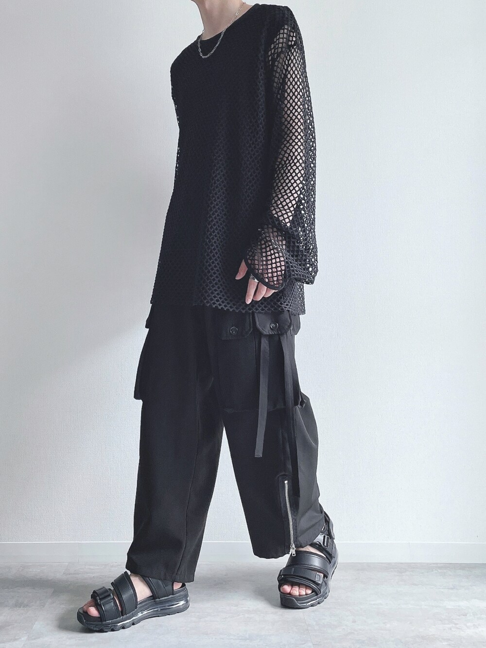 ブラック系のTシャツ/カットソー、ブラック系のTシャツ/カットソー、ブラック系のカーゴパンツを着用したメンズの夏コーディネートの5枚目の写真