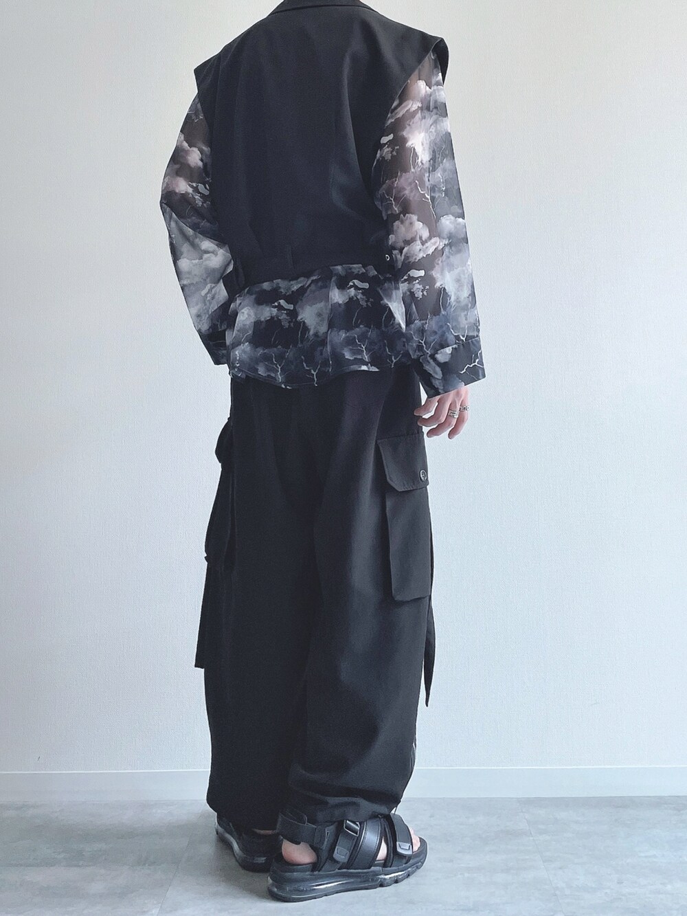 ブラック系のシャツ/ブラウス、ブラック系のベスト、ブラック系のカーゴパンツを着用したメンズの秋コーディネートの4枚目の写真