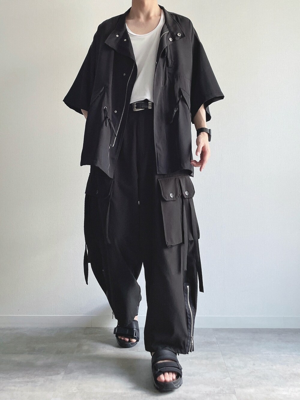 ブラック系のシャツ/ブラウス、ホワイト系のタンクトップ、ブラック系のカーゴパンツを着用したメンズの秋コーディネートの2枚目の写真