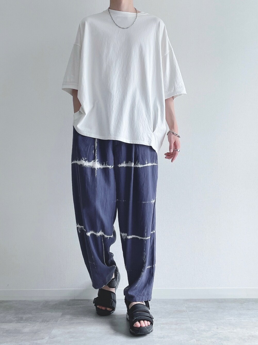 ホワイト系のTシャツ/カットソー、パープル系のその他パンツ、ブラック系のサンダルを着用したメンズの夏コーディネートの2枚目の写真