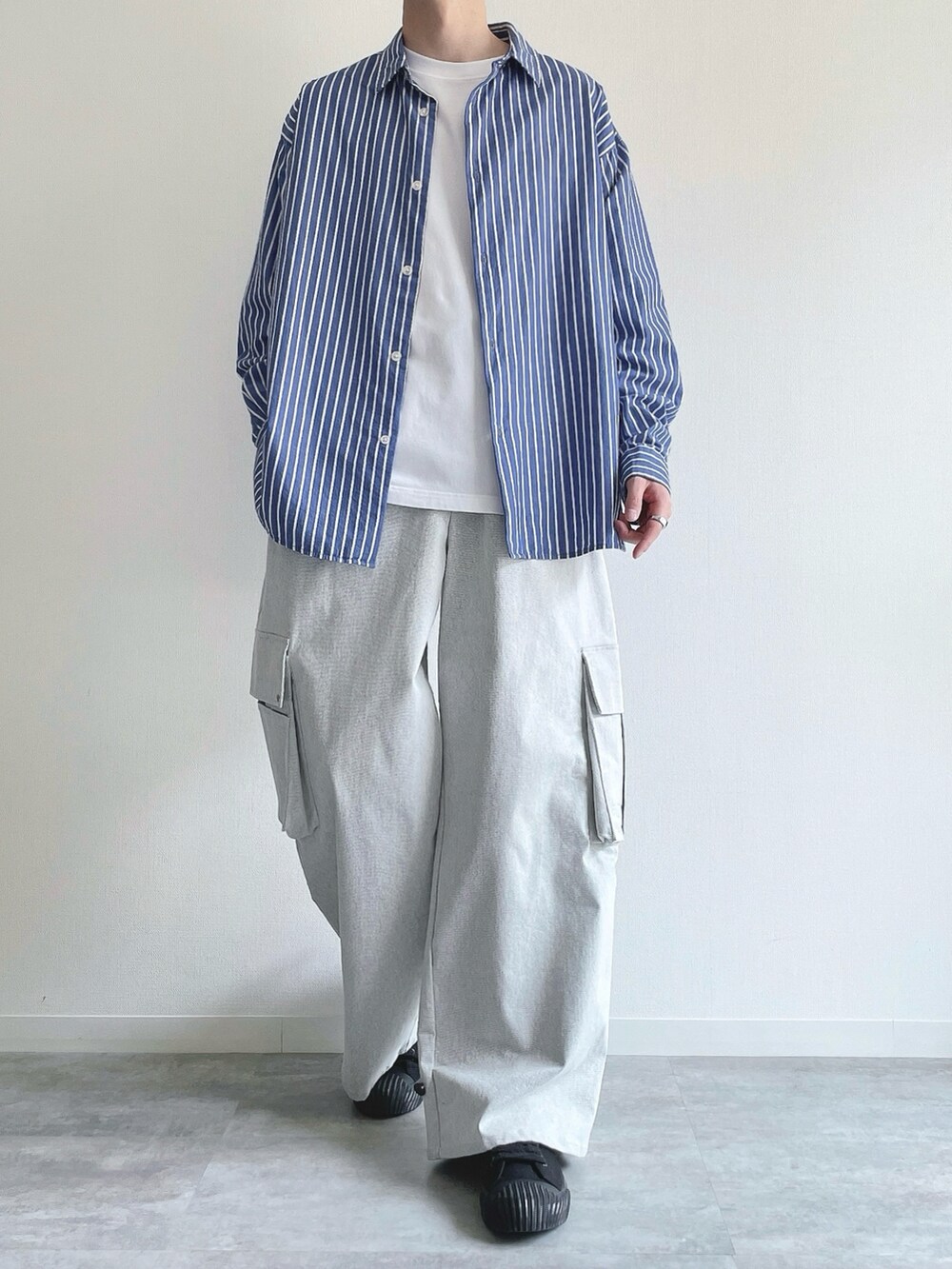 ブルー系のシャツ/ブラウス、ホワイト系のTシャツ/カットソー、ホワイト系のカーゴパンツを着用したメンズの春コーディネートの2枚目の写真