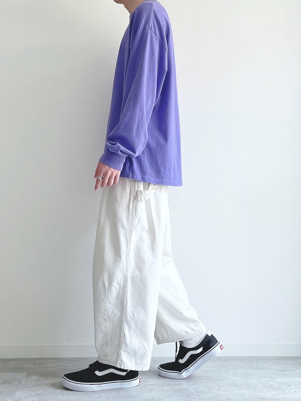 パープル系のTシャツ/カットソー、ベージュ系のパンツ、ブラック系のスニーカーを着用したメンズの夏コーディネートの3枚目の写真