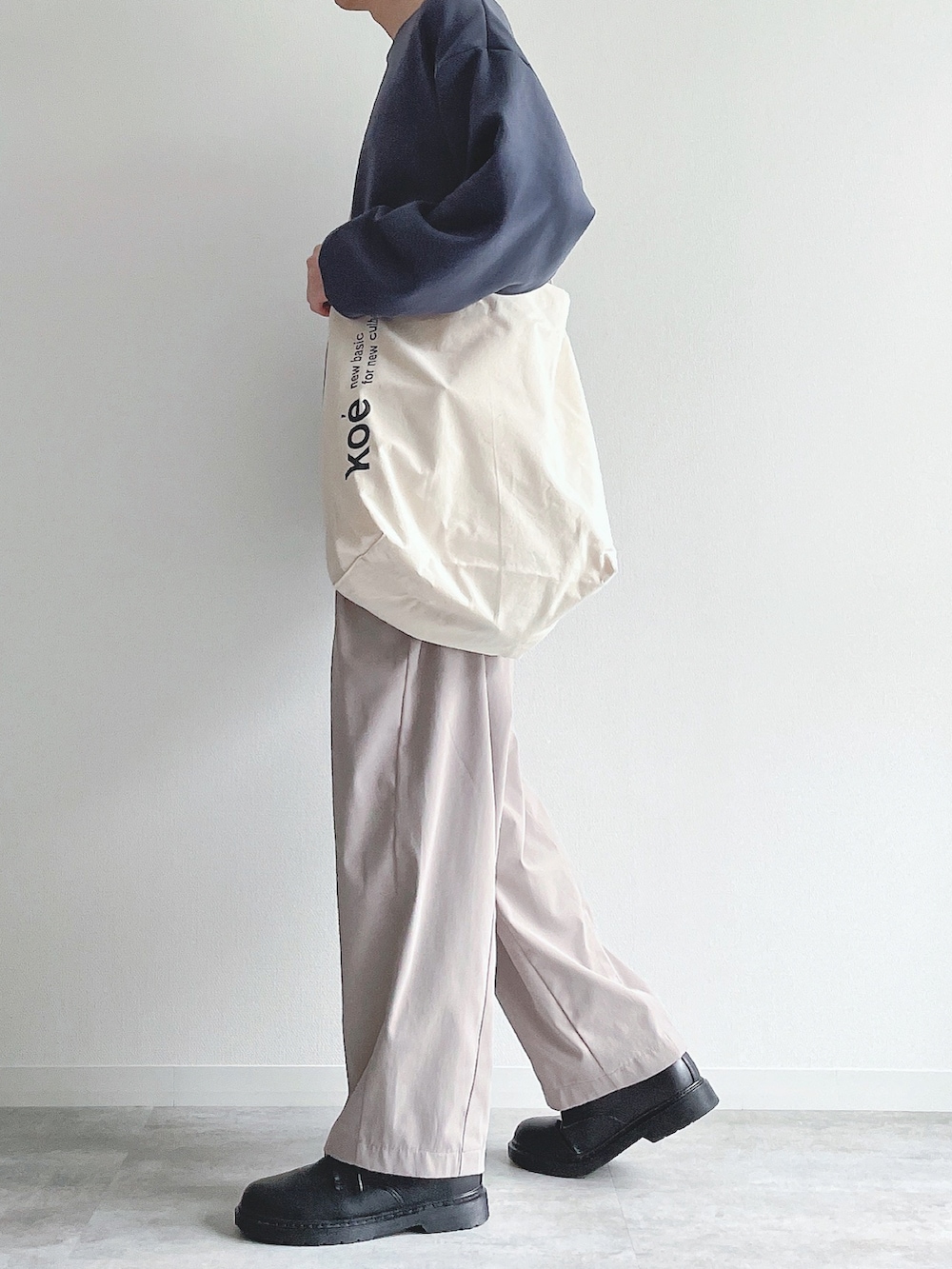 ブルー系のトップス、ベージュ系のその他パンツ、ブラック系のドレスシューズを着用したメンズの冬コーディネートの2枚目の写真