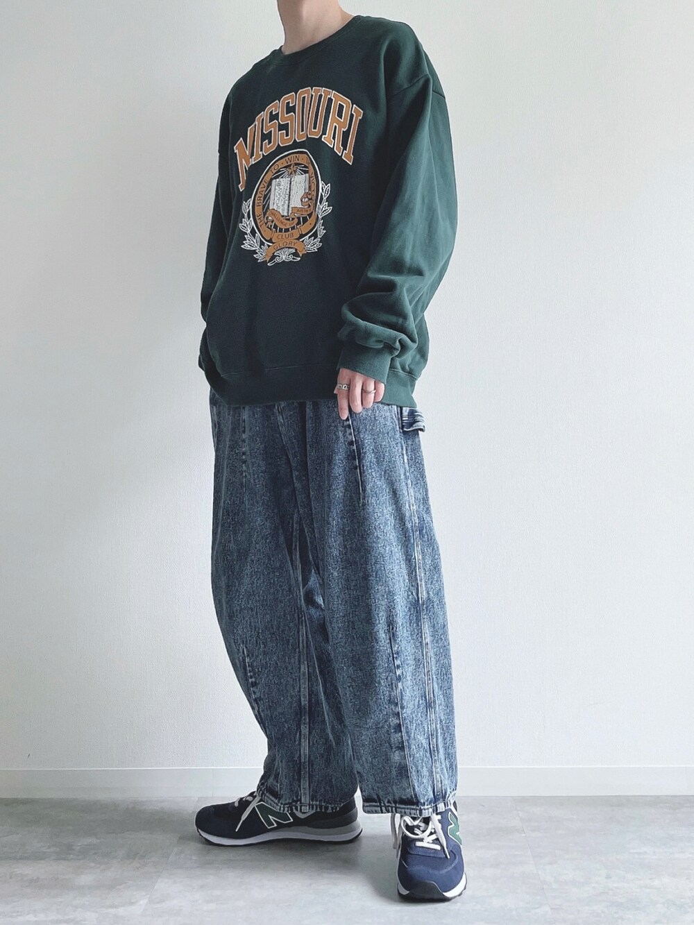 グリーン系のTシャツ/カットソー、ブルー系のその他パンツ、ブルー系のスニーカーを着用したメンズの秋コーディネートの2枚目の写真