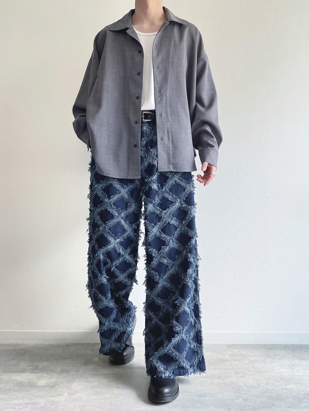 ブルー系のシャツ/ブラウス、ホワイト系のタンクトップ、ブルー系のデニムパンツを着用したメンズの春コーディネートの2枚目の写真
