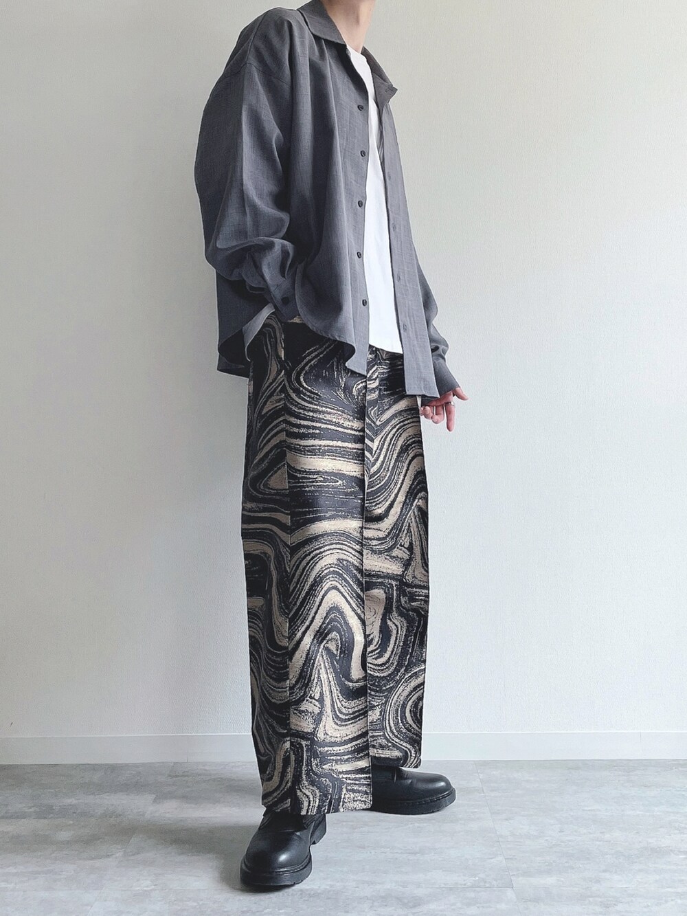 ブルー系のシャツ/ブラウス、ホワイト系のTシャツ/カットソー、ブルー系のその他パンツを着用したメンズの春コーディネートの3枚目の写真