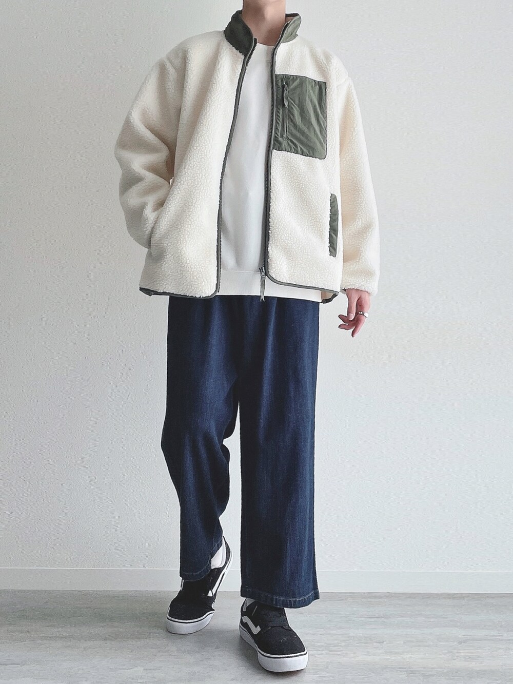 ホワイト系のジャケット/アウター、ホワイト系のスウェット、ブルー系のその他パンツを着用したメンズの秋コーディネートの2枚目の写真