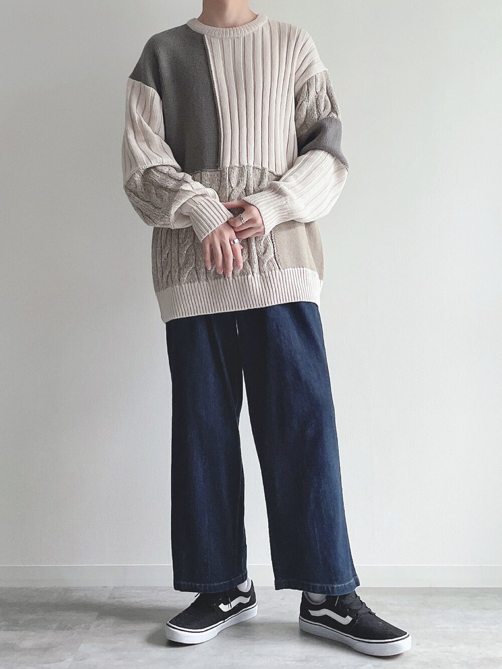 ホワイト系のニット/セーター、ブルー系のその他パンツ、ブラック系のスニーカーを着用したメンズの冬コーディネートの5枚目の写真