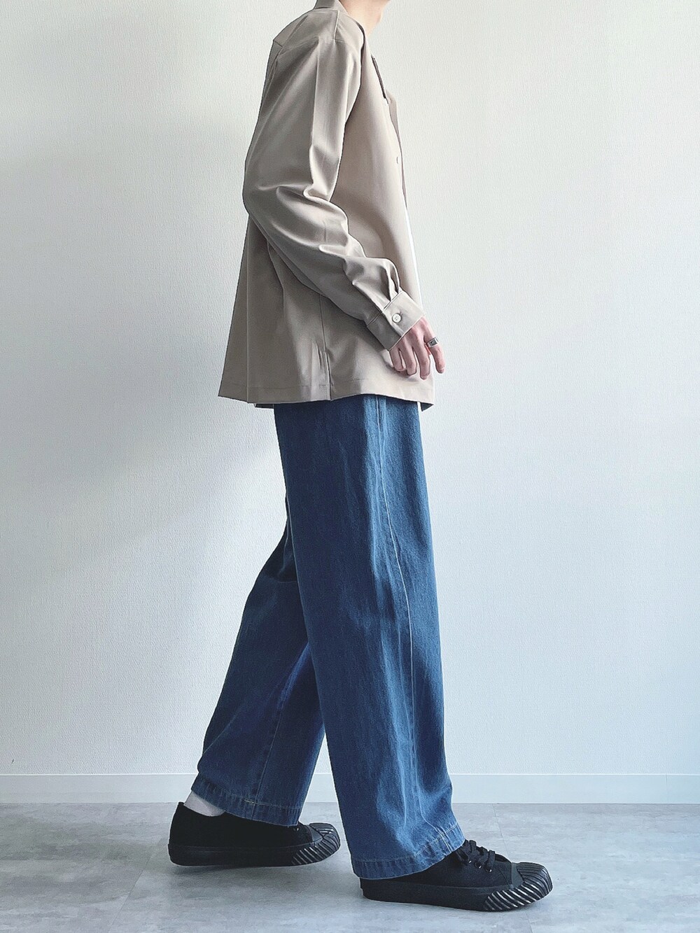 ベージュ系のトップス、ホワイト系のTシャツ/カットソー、ブルー系のデニムパンツを着用したメンズの春コーディネートの2枚目の写真