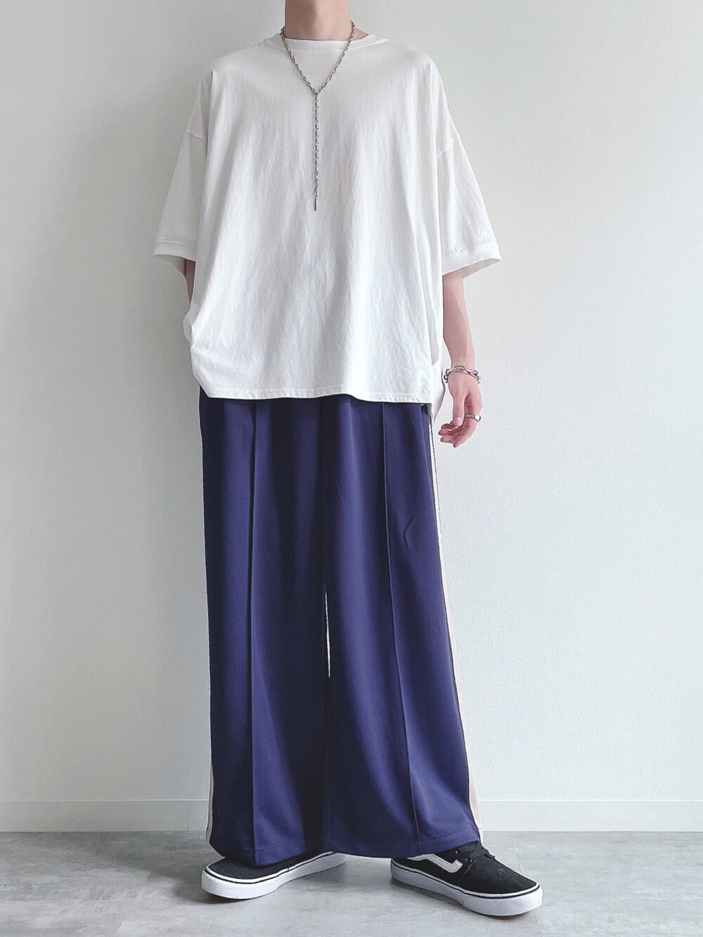 ホワイト系のTシャツ/カットソー、ブルー系のその他パンツ、ブラック系のスニーカーを着用したメンズの夏コーディネートの5枚目の写真