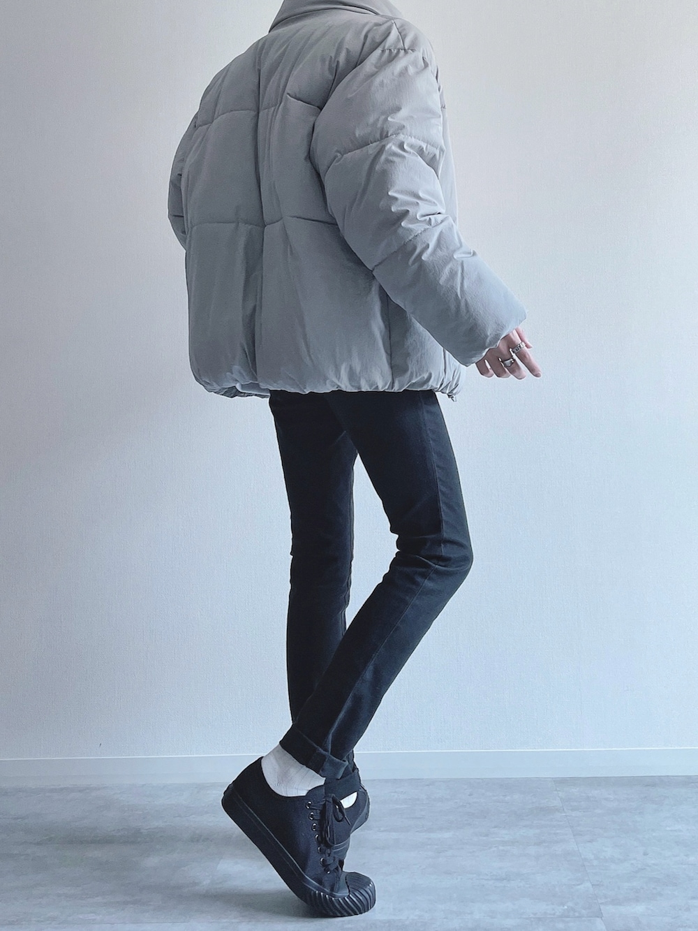 グレー系のダウンジャケット/コート、グレー系のトップス、ブラック系のパンツを着用したメンズの冬コーディネートの3枚目の写真