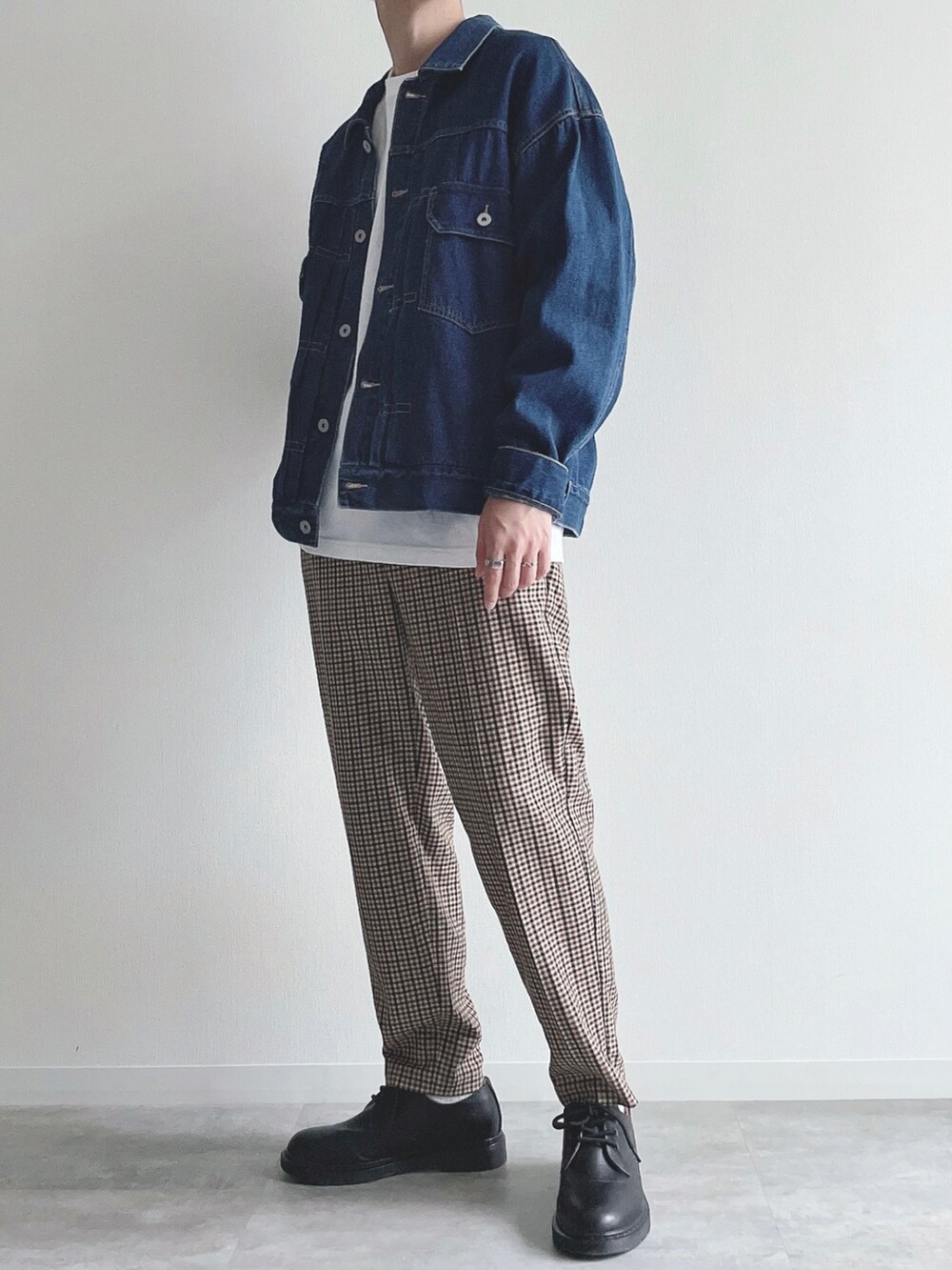 ブルー系のジャケット/アウター、ホワイト系のTシャツ/カットソー、ブラウン系のスラックスを着用したメンズの秋コーディネートの3枚目の写真