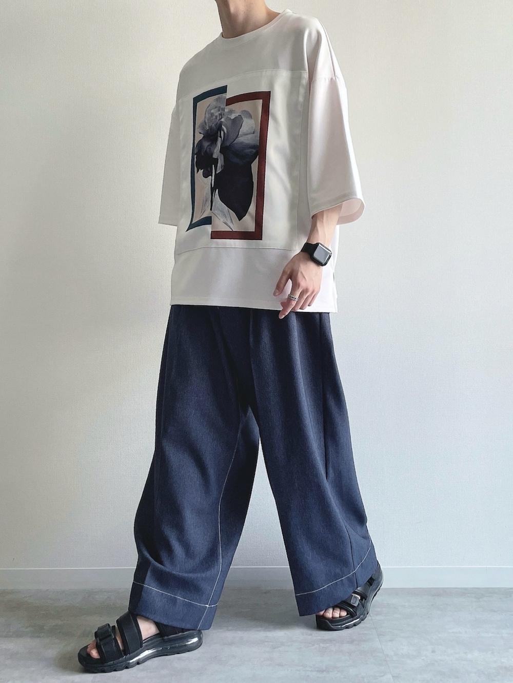 ホワイト系のTシャツ/カットソー、ブルー系のデニムパンツ、ブラック系のシューズを着用したメンズの夏コーディネートの4枚目の写真