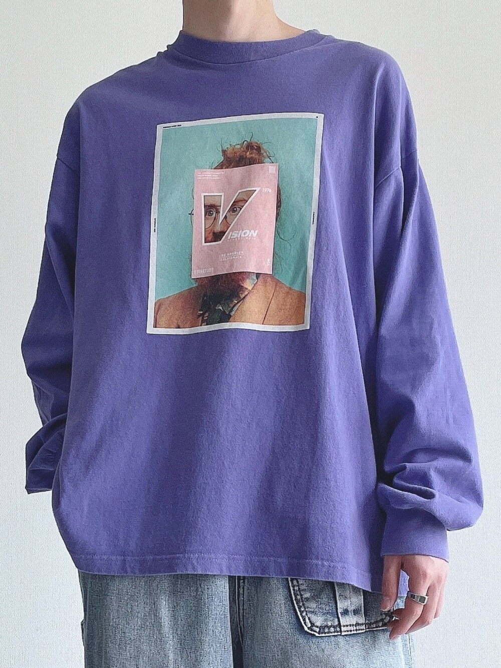 パープル系のTシャツ/カットソー、ブルー系のデニムパンツ、ホワイト系のスニーカーを着用したメンズの春コーディネートの4枚目の写真