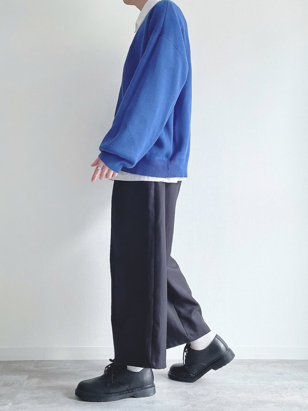 ブルー系のカーディガン/ボレロ、ホワイト系のシャツ/ブラウス、ブラック系のスラックスを着用したメンズの春コーディネートの2枚目の写真
