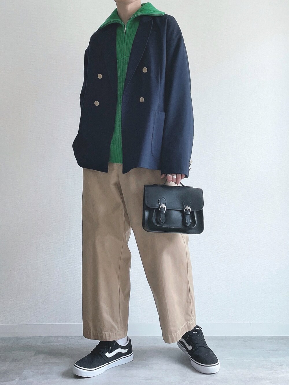 ブルー系のテーラードジャケット、グリーン系のトップス、ベージュ系のその他パンツを着用したメンズの冬コーディネートの4枚目の写真