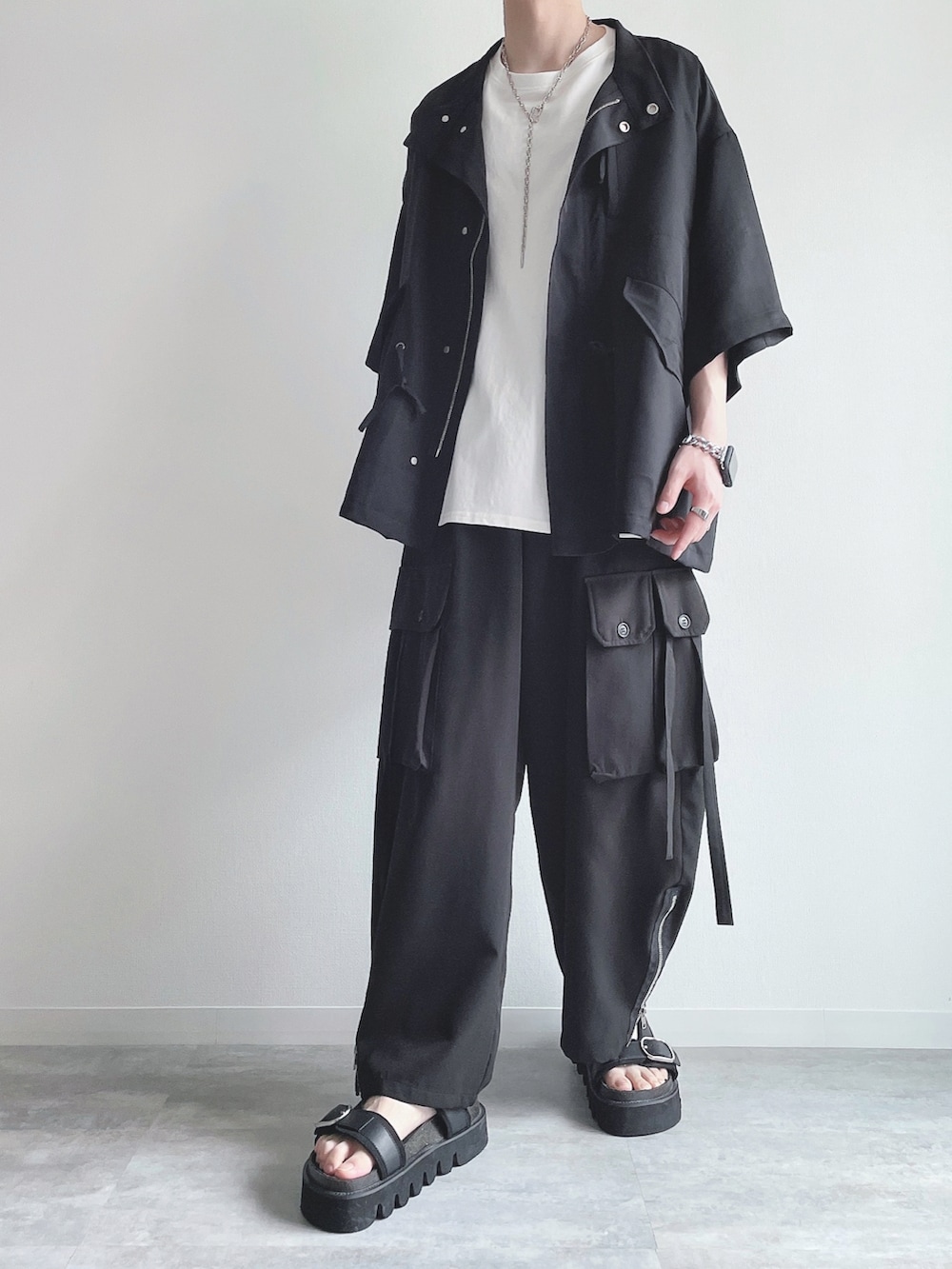 ブラック系のシャツ/ブラウス、ホワイト系のTシャツ/カットソー、ブラック系のカーゴパンツを着用したメンズの春コーディネートの5枚目の写真