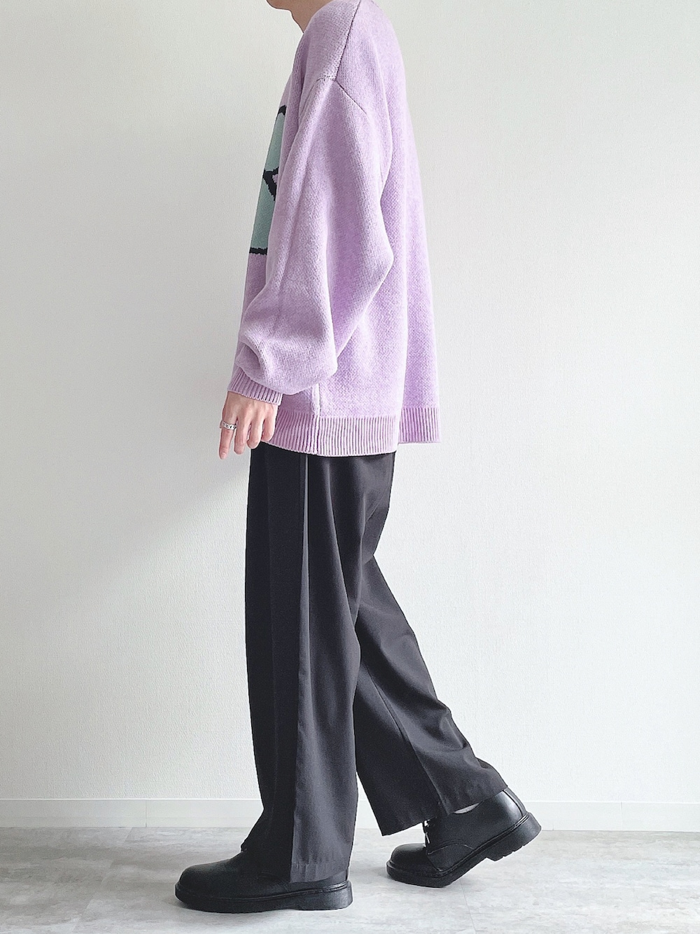 パープル系のニット/セーター、ブラック系のスラックス、ブラック系のドレスシューズを着用したメンズの冬コーディネートの2枚目の写真